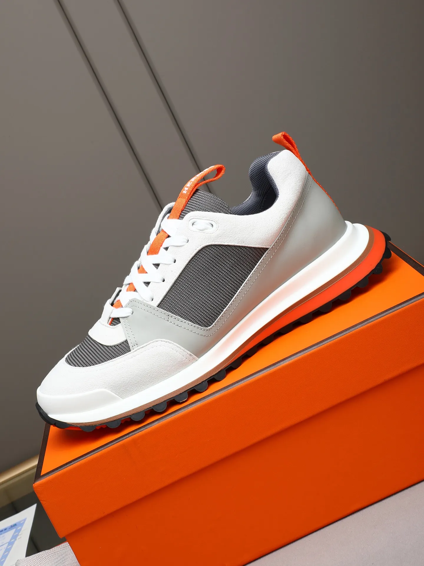 PP680【Hermes】fe new arrival~New Bouncing sneakers are the most comfortable shoes from Hermès. They are extremely light on the feet and look great. You won’t feel tired even when you go shopping and running around. 👍Very light and comfortable. Extremely light. Perfect for both sports and leisure. They feel great when you step on them! It’s up to you to choose, there’s always what you want~ ✔️Fabric: Imported first-layer cowhide ✔️Inner lining: Imported water-dyed cowhide ✔️Outsole: Seamless combination of IP+TPU (multi-color letters) German technology irradiation machine ✔️Code number: Male 38-44 (45 customized)